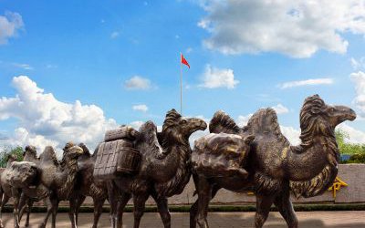 城市广场玻璃钢仿铜大型动物景观骆驼雕塑
