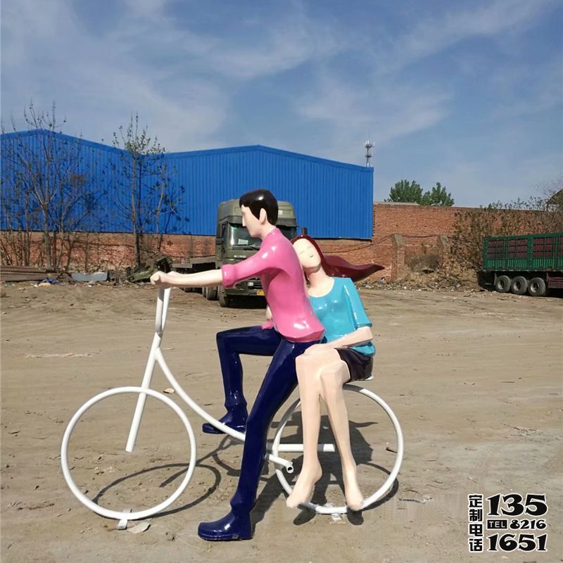 游乐场爱情主题  公园景区玻璃钢彩绘骑自行车的情侣人物雕塑