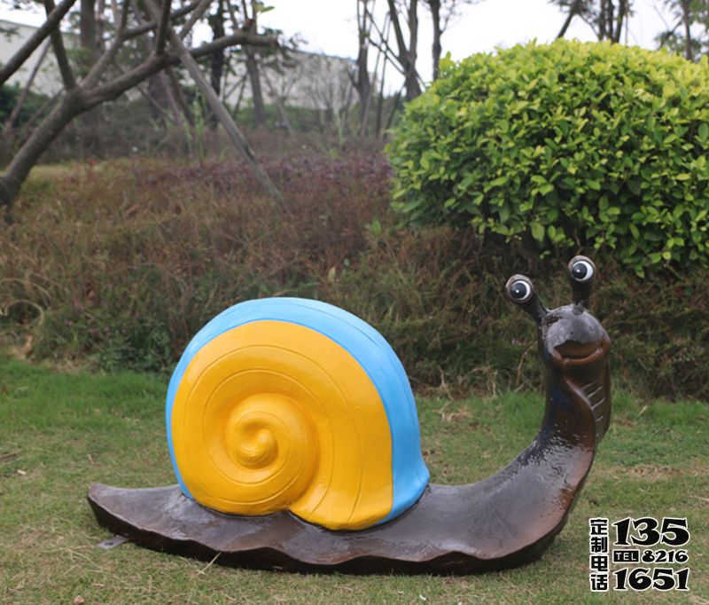 草地上摆放的小眼睛的玻璃钢彩绘蜗牛雕塑