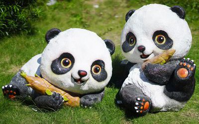 园林公园 户外吃竹子的卡通熊猫雕塑