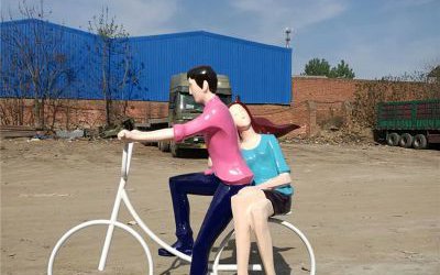 游乐场爱情主题  公园景区玻璃钢彩绘骑自行车的情侣人物雕塑