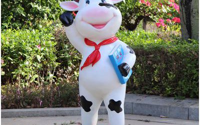 公园玻璃钢卡通拿书的小奶牛雕塑