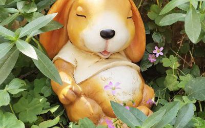 花园草坪中一只在睡觉的玻璃钢卡通兔子雕塑