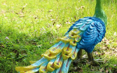 草地上歪头看的玻璃钢彩绘孔雀雕塑