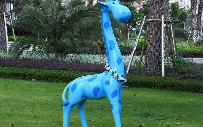 玻璃钢彩绘创意带花环的长颈鹿雕塑