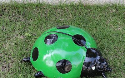 公园里摆放的小号绿色玻璃钢卡通七星瓢虫瓢虫雕塑