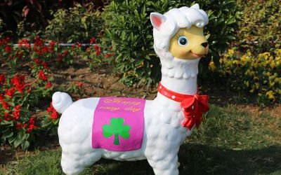 商场美陈装饰品玻璃钢卡通羊驼雕塑