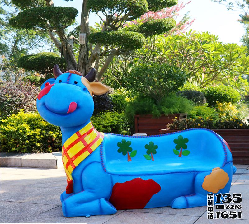 儿童乐园摆放玻璃钢卡通蓝色奶牛动物休闲座椅雕塑装饰摆件