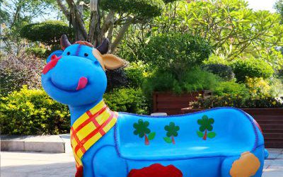 儿童乐园摆放玻璃钢卡通蓝色奶牛动物休闲座椅雕塑装饰摆件