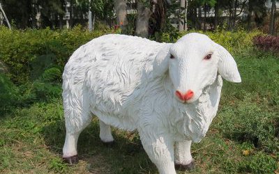 户外草地上十二生肖玻璃钢仿真绵羊雕塑