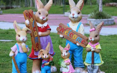 公园绿草地玻璃钢卡通彩绘兔子雕塑