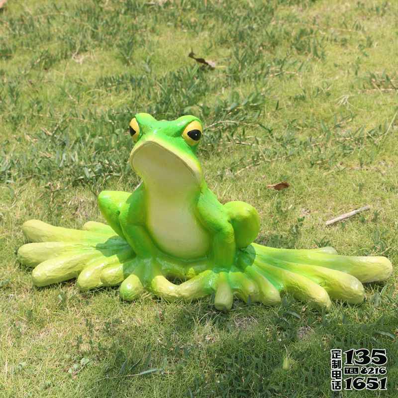 花园里一只玻璃钢卡通创意大脚青蛙雕塑