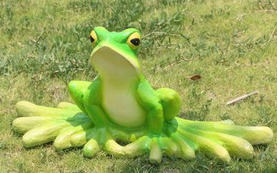 花园里一只玻璃钢卡通创意大脚青蛙雕塑