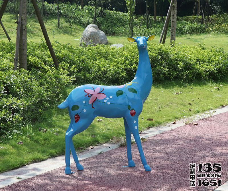 公园景区玻璃钢彩绘蓝色鹿雕塑