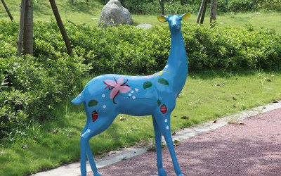 公园景区玻璃钢彩绘蓝色鹿雕塑