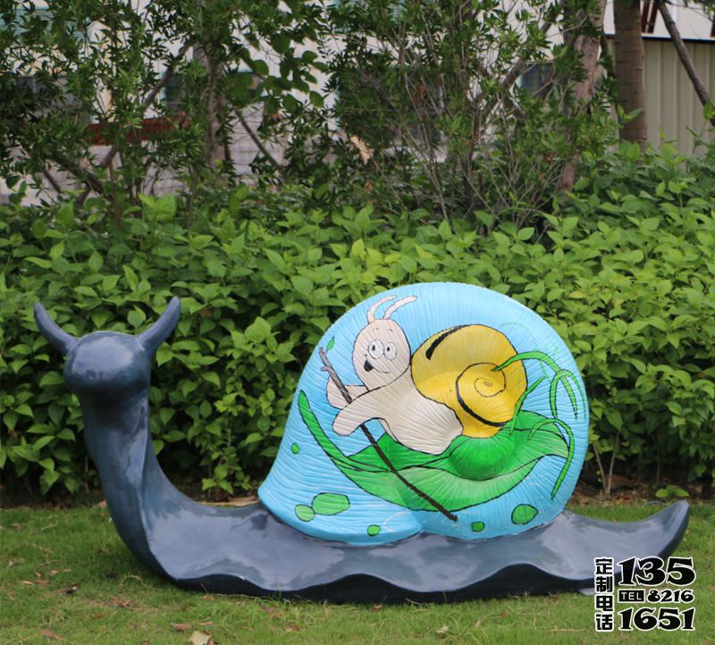 草地上摆放的大号的玻璃钢彩绘蜗牛雕塑
