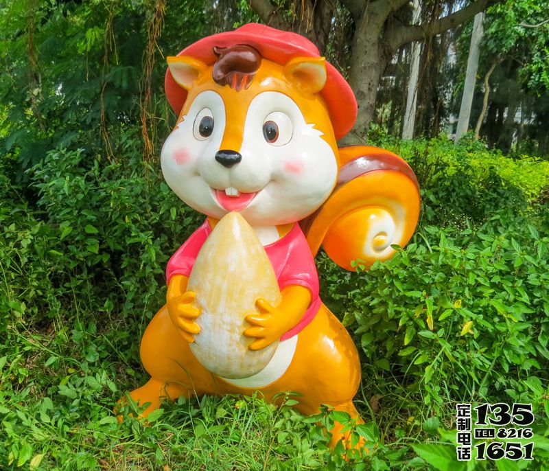 草坪一只呆萌吃松子的玻璃钢卡通松鼠雕塑 草坪一只呆萌吃松子的玻璃钢卡通松鼠雕塑