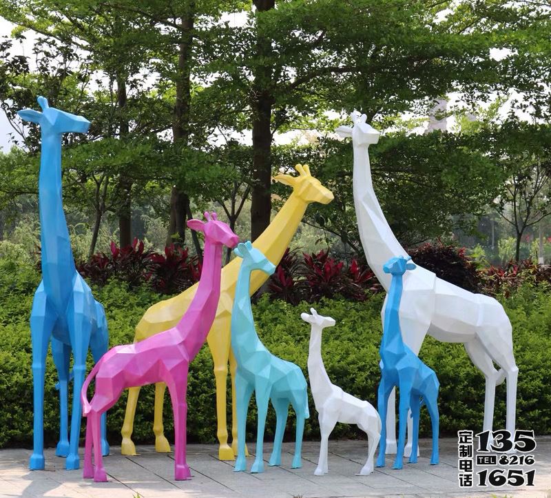 户外动物园玻璃钢彩绘几何长颈鹿雕塑
