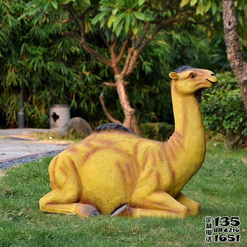 玻璃钢仿真动物景观 户外园林一只窝着的骆驼雕塑