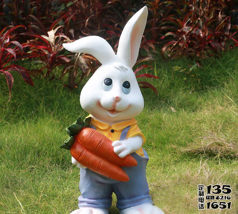 森林中一只抱着胡萝卜的玻璃钢卡通兔子雕塑