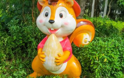 草坪一只呆萌吃松子的玻璃钢卡通松鼠雕塑