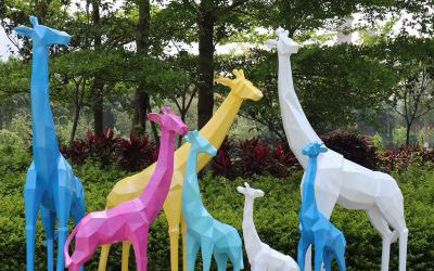 户外动物园玻璃钢彩绘几何长颈鹿雕塑