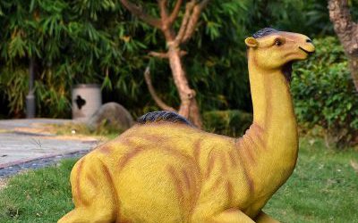 玻璃钢仿真动物景观户外园林一只窝着的骆驼雕塑