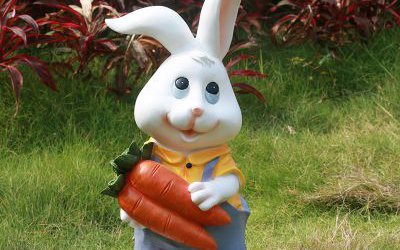森林中一只抱着胡萝卜的玻璃钢卡通兔子雕塑