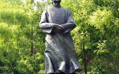 校园公园玻璃钢仿铜景观人物鲁迅雕塑
