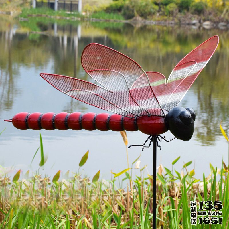 公园湖边草丛彩绘红色玻璃钢蜻蜓雕塑