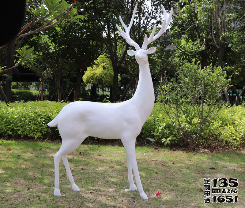 草坪创意玻璃钢白色梅花鹿雕塑