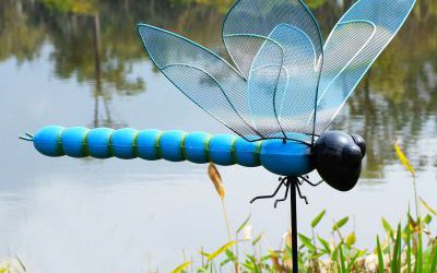步行街草丛摆放蓝色卡通玻璃钢蜻蜓雕塑