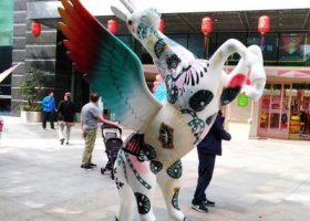 街道边摆放的起飞玻璃钢彩绘飞马雕塑