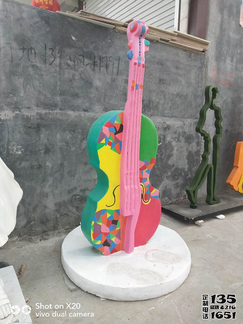 幼儿园游乐场装饰摆件玻璃钢彩绘大提琴雕塑