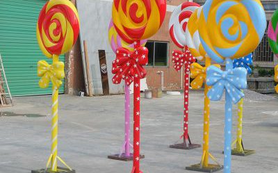 公园大型蝴蝶结玻璃钢彩绘棒棒糖雕塑