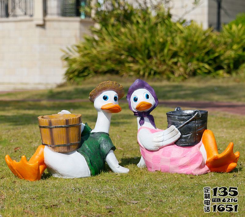公园玻璃钢卡通两只坐着的鸭子雕塑