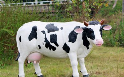 农场户外草坪玻璃钢仿真奶牛雕塑