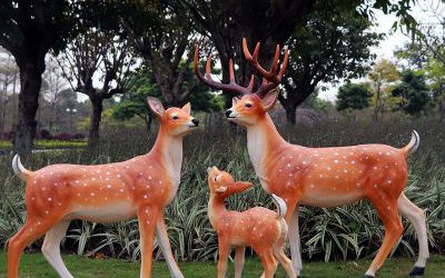 公园景区玻璃钢彩绘三只卡通动物梅花鹿雕塑