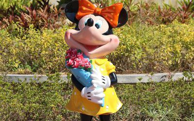 电影院一只抱花的玻璃钢卡通米老鼠米妮雕塑