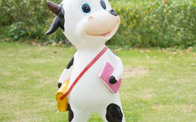 玻璃钢卡通小奶牛雕塑公园草坪美陈装饰品摆件