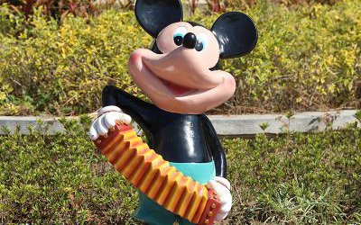 公园一只弹风琴的玻璃钢卡通米老鼠雕塑