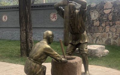民俗文化城市街边玻璃钢仿铜人物打糍粑雕塑