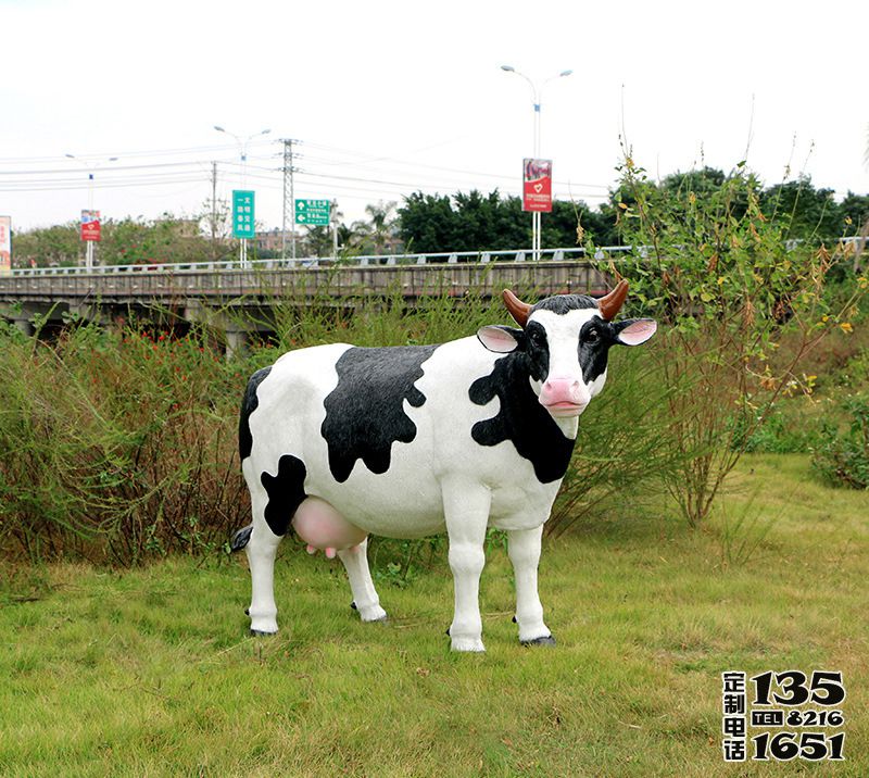 城市街道一只玻璃钢仿真奶牛雕塑