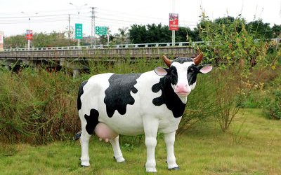 城市街道一只玻璃钢仿真奶牛雕塑