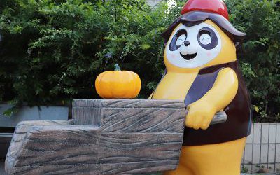 小区观光景区卡通推车玻璃钢熊猫雕塑