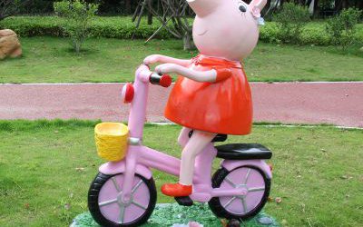 公园骑自行车的玻璃钢卡通小猪佩奇雕塑