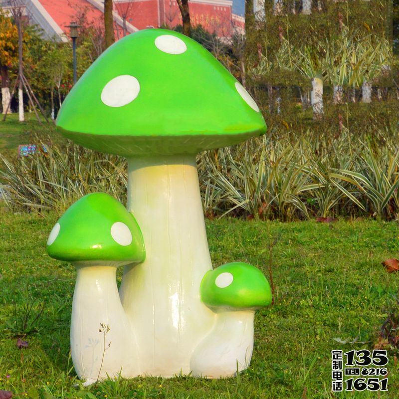 草地玻璃钢卡通蘑菇雕塑 草地玻璃钢卡通蘑菇雕塑