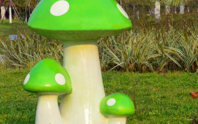 草地玻璃钢卡通蘑菇雕塑