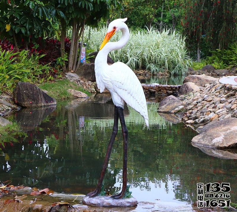 玻璃钢仿真创意站在池塘边上的大长腿仙鹤雕塑