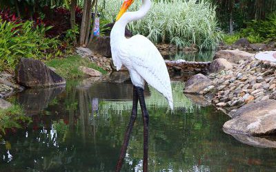 玻璃钢仿真创意站在池塘边上的大长腿仙鹤雕塑